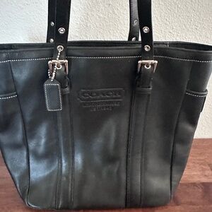 Vintage COACH Shoulder Handbag Purse Black Leather Zip Tote 8E92